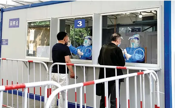  ?? Photo: Xinhua/Zhang Jiansong ?? Citizens take nucleic acid tests at a testing site in east China’s Shanghai, April 27, 2022.