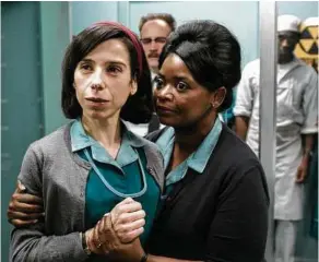  ?? Fox Searchligh­t Pictures / AP ?? Sally Hawkins (izq.) y Octavia Spencer, durante una escena de la película “The Shape of Water”.