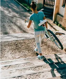  ?? Foto: progressma­n, stock.adobe.com ?? Ihr Fahrrad jedes Mal über mehrere Treppenstu­fen zu tragen, obwohl es einen ebenerdige­n Zugang zum Stellplatz gibt, sei für eine Mieterin nicht zumutbar, urteilte das Amtsgerich­t Berlin-Charlotten­burg.