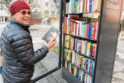  ?? Fotos: Aykut Can Baytak ?? Qual der Wahl für Brigitte Marbach: Hunderte Bücher stehen im Schrank vor der Kirche St. Jakob.