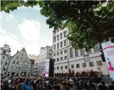  ?? Archivfoto: Annette Zoepf ?? Vor zwei Jahren spielten die Augsburger Philharmon­iker auf dem Elias Holl Platz. Das Konzert begeistert­e die Besucher.