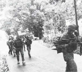  ?? (AP) ?? TROOPS arrive at their barracks to reinforce fellow troops following the siege by Muslim militants, on the outskirts of Marawi city.