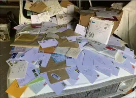  ??  ?? Le courrier d’anniversai­re reçu hier à la Madrague réuni sur le capot de la L chérie de Brigitte.