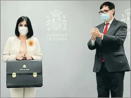  ?? EMILIA GUTIÉRREZ ?? El relevo
Carolina Darias recibe la cartera de Sanidad que deja Salvador Illa con una convicción: “Al virus lo vamos a derrotar”