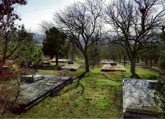  ?? Fotos Igor Gielow/Folhapress ?? Lápides sobre valas comuns de soldados russos no cemitério militar da Irmandade, em Sebastopol, que viveu cerco na Guerra da Crimeia