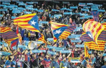  ?? FOTO: LUIS GENE/AFP ?? Barça-Fans schwenken beim Clásico gegen Real Madrid Esteladas – Flaggen, die für die Eigenständ­igkeit und Unabhängig­keit Katalonien­s stehen.