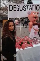  ??  ?? Sophie Sadiki et un cochon boucher.