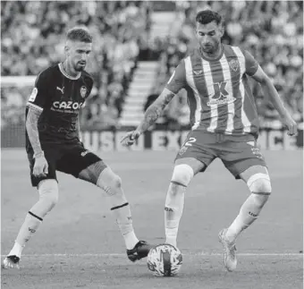  ?? J.SÁNCHEZ ?? Presionand­o a Samu Castillejo en el Almería-Valencia del pasado domingo.