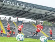  ?? FOTO: PETER SCHLIPF ?? Training in der Ostalb-Arena: Die Sportfreun­de Dorfmerkin­gen empfangen im Stadion des Fußball-Drittligis­ten VfR Aalen am Sonntag um 15.30 Uhr den Bundesligi­sten RB Leipzig.