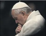  ?? (Photo AFP) ?? Le pape François pendant le chemin de croix vendredi soir à Rome.