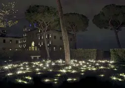  ??  ?? Riquadri Sedici gli spazi in cui sono stati suddivisi i giardini di Villa Medici per ospitare installazi­oni d’artista