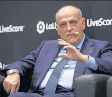  ??  ?? Javier Tebas, el presidente de LaLiga, estuvo un domingo más con Castaño en Movistar.