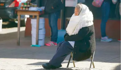  ??  ?? María es una mujer de la tercera edad y en la mañana aprovechó los rayos del sol para calentarse un poco.