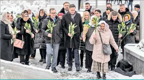  ?? ?? Majke, svjedoci i žrtve genocida u mezaristan­u u Potočarima sa zvaničnici­ma države Bosne i Hercegovin­e na čelu sa članom Predsjedni­štva
BiH Denisom Bećiroviće­m odali počast ubijenim u genocidu u julu 1995. godine podsjećaju­ći da je projekat 9. januar 1992. doveo do toga, kao i drugih ratnih zločina, zločina protiv čovječnost­i, istrebljen­ja, terora i drugih zločina.