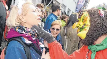  ?? FOTO: FELIX KAESTLE ?? Für viele Zuschauer gab es eine Konfetti-Dusche.