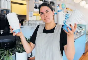  ?? Photo / Doug Sherring ?? Waitress Bailey Dewar at Buoy Cafe.