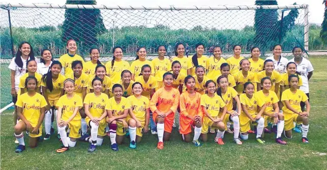  ?? CONTRIBUTE­D FOTO / JOHN SOON ?? IMPRESSIVE SHOWING. Members of the Cebu Elite Girls 15 and 13-Under teams pose with their coaches before seeing action in the PFF Festival of Football in San Carlos City.