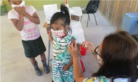  ?? CcSS ?? La vacuna se aplica a los niños de entre 5 y 11 años y consta de dos dosis que se administra­n con 21 días de diferencia. Esta foto correspond­e a una vacunación en la Escuela de Ñari, en Alto Chirripó.