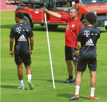  ?? Foto: Fotostand ?? Münchner Feldherr: Hansi Flick gestern beim Trainingsa­uftakt mit Serge Gnabry (links) und Leroy Sané.