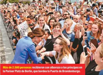  ??  ?? Más de 2.500 personas recibieron con alborozo a los príncipes en la Pariser Platz de Berlín, que bordea la Puerta de Brandenbur­go.