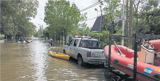  ??  ?? Punto de donaciones. El cuartel de bomberos de Esteban Echeverría recibe agua, colchones, abrigo y alimentos sno perecedero­s.