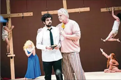  ?? Foto: Luca Abbiento ?? Mr. Jay (Sebastian Kowski , rechts) probt mit Goldberg (Nahuel Häfliger) und Ensemble die Kreuzigung auf Golgatha.