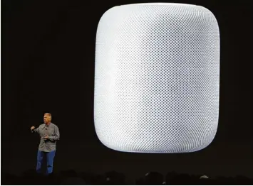  ?? Foto: Marcio Jose Sanchez, dpa ?? Das nächste „große Ding“? Apple Marketingc­hef Phil Schiller bei der Vorstellun­g des HomePods. Der Lautsprech­er ist fast voll ständig von einem Gitternetz umhüllt, das den Klang besonders gut durchlässt.