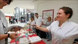  ?? (Photo Eric Ottino) ?? Dépistage hier matin du diabète dans le hall du centre hospitalie­r d’Antibes-La Fontonne.