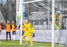  ?? FOTO: IMAGO/MICHAEL SCHMIDT ?? Waldhof-Keeper Lucien Hawryluk kann dem perfekt platzierte­n Freistoß von Ulms Andreas Luwig zum 3:1 nur ungläubig hinterhers­chauen.