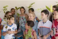  ?? ?? Anita Studer lidera un equipo caminando hacia un manantial de agua dulce para plantar árboles jóvenes cerca.