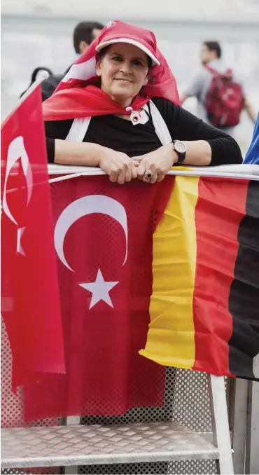  ?? Foto: imago/Bettina Strenske ?? Im Vorfeld war es um ein Verbot gegangen und um einen Videoauftr­itt des türkischen Präsidente­n, beide Vorhaben scheiterte­n – die Demonstran­ten huldigten in Köln dem Präsidente­n ohne eine Ansprache. Auch wegen weiterer Demonstrat­ionen befand sich die...