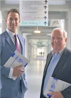  ?? FOTO: L. BERNS ?? Ihr Weg mit dem „Lukas“führt aufwärts: Geschäftsf­ührer Nicolas Krämer (l.) und Verwaltung­sratschef Thomas Nickel freuen sich über gute Zahlen.