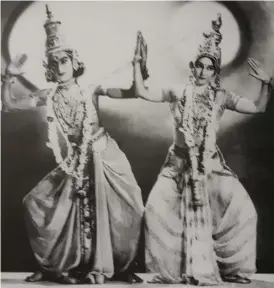  ??  ?? (Clockwise from top left) Ragini Devi with the poet Vallathol at Kerala Kala Mandalam; Ragini Devi and Gopinath simplified Kathakali costumes for their duets; performing as Goddess Kali; Indrani, Ragini Devi and Sukanya (playing a tanpura)