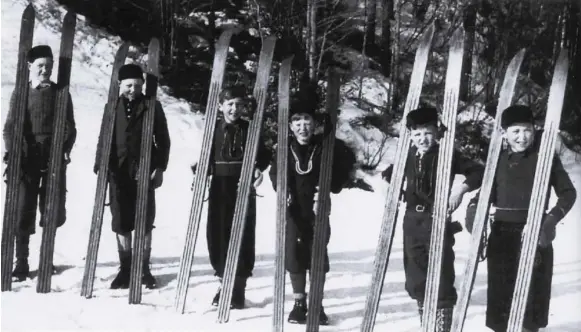 ?? ?? SKIHOPPERE: Alle ser ut til å ha ski produsert på Skjulestad. Fra venstre Torgeir Ristøl, Magne Harveland, Tellef Ottersland, Sigurd Kjell Olimstad, Harald Ottersland og Paul Ottersland. Bildet er hentet fra boken.