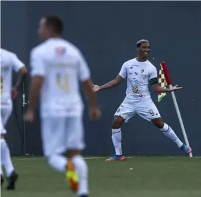  ?? JOSE CORDERO ?? Marcel Hernández (derecha) debutó con gol en el Apertura 2020. El cubano hizo 17 en el certamen anterior.