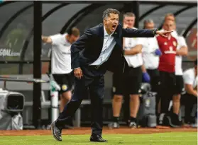  ?? Eduardo Verdugo / Associated Press ?? El director técnico de la selección mexicana de fútbol, el colombiano Juan Carlos Osorio, da instruccio­nes a sus jugadores durante el partido de preparació­n para la Copa del Mundo de Rusia que su equipo jugó contra Escocia. A pesar del triunfo, Osorio fue repudiado por el público en la despedida de México.