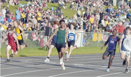  ?? - Acadie Nouvelle: Denis Savard ?? Malik Gibbs de Madawaska-Victoria célèbre sa victoire au 100 m au fil d’arrivée à la 42e finale des Jeux de l’Acadie de Memramcook, le samedi 1er juillet 2023.