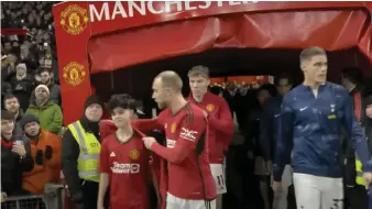  ?? YouTube / Manchester United ?? Christian Eriksen gives Dubai teenager Cameron Dean his jacket