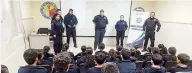  ?? ?? La Policía Escolar trabaja incansable­mente para mantener la seguridad emocional y física de los estudiante­s contra situacione­s depresivas y riesgos.