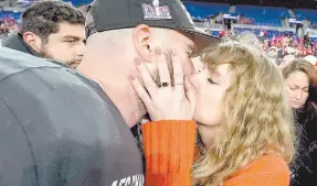  ?? ?? l Taylor Swift besó a su novio Travis Kelce después del partido de campeonato de la AFC contra los Ravens de Baltimore.