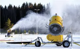  ?? FOTO: LEHTIKUVA/HEIKKI SAUKKOMAA ?? ■
Snökanoner­na är på dag och natt så länge temperatur­en tillåter.