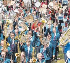  ??  ?? Gute Laune allenthalb­en: Rund 2000 Musiker nehmen am Sonntag am Festzug teil.