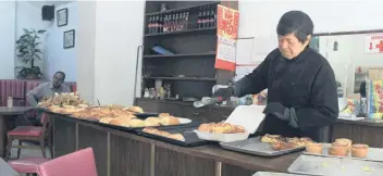  ??  ?? Desde muy pequeño Jorge se intrigó con la hechura del pan, la curiosidad se convirtió en amor por el oficio. Aunque ya no hornea porque el trabajo en la cocina le provocó artritis, procura que el sabor tradiciona­l se mantenga en La Nacional.