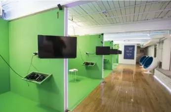  ?? BERNARD WEIL PHOTOS/TORONTO STAR ?? House of VR has set up main-floor units backdroppe­d with green screens for mixed-reality adventures.