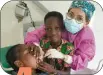  ?? ?? 4
Johanna, la dentiste de l’équipe, montre à un enfant du village le déroulemen­t de la consultati­on.