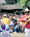  ??  ?? El Parque Histórico ofrece, en la Sala de Interpreta­ción de la Zona de Tradicione­s, la feria ‘Mi tienda Ecuador’ con la exposición de productos como: sombreros, chocolates, accesorios, bisutería, cuero, tagua y café. Además del show de Amorfinos y...