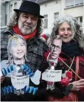  ?? Foto: Gerry Huberty ?? Serge und Sabine Tonnar setzten mit ihren selbstgeba­stelten Laternen an Liichtmëss­dag ein Zeichen.