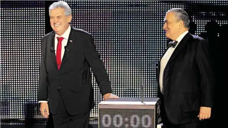  ?? Se Miloš Zeman ještě televizníc­h debat s protikandi­dáty na post prezidenta nestranil. Na snímku z ledna 2013 je se svým tehdejším hlavním rivalem Karlem Schwarzenb­ergem. FOTO MAFRA – DAN MATERNA ?? Před pěti lety