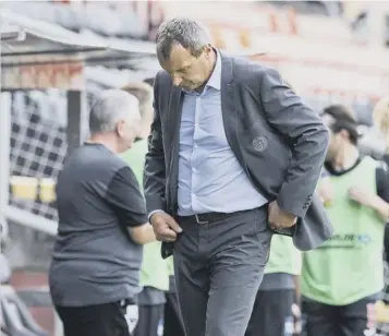  ?? PICTURE:ALAN RENNIE/SNS ?? 0 A dejected Csaba Laszlo walks away at full-time.