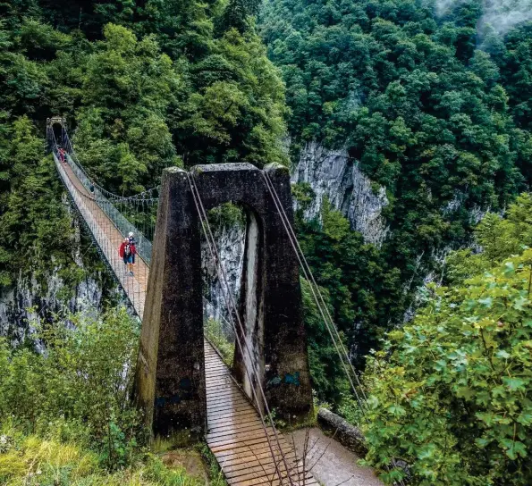  ??  ?? Malgré une affluence estivale importante, la passerelle d’Holtzarte est un incontourn­able de la Soule. © Tolo - stock. adobe.com